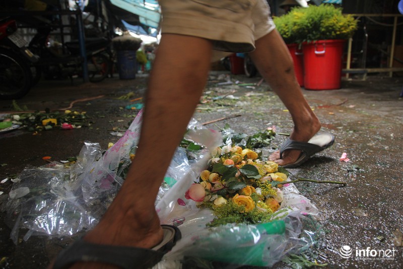 Hậu 8/3, hàng tấn hoa hồng thành rác ở chợ hoa lớn nhất Sài Gòn - ảnh 9