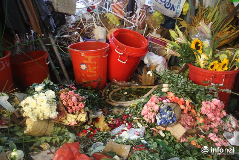 Hậu 8/3, hàng tấn hoa hồng thành rác ở chợ hoa lớn nhất Sài Gòn - ảnh 7