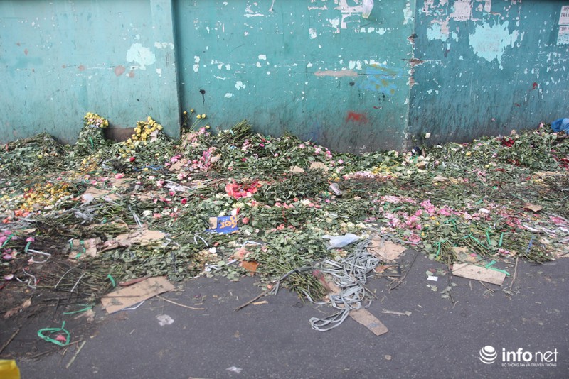 Hậu 8/3, hàng tấn hoa hồng thành rác ở chợ hoa lớn nhất Sài Gòn - ảnh 1