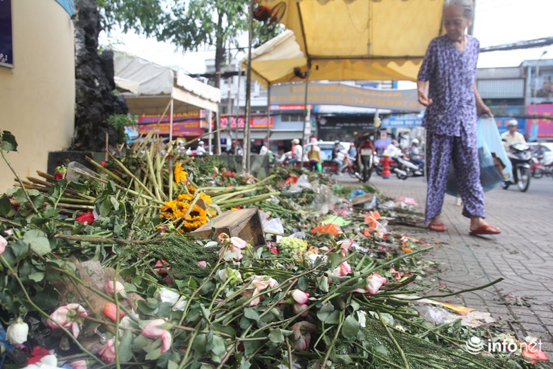 Hậu 8/3, hàng tấn hoa hồng thành rác ở chợ hoa lớn nhất Sài Gòn - ảnh 3