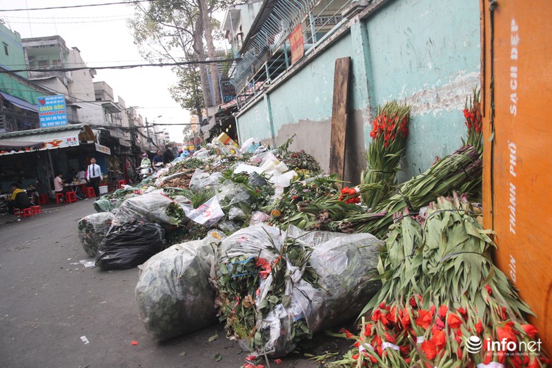 Hậu 8/3, hàng tấn hoa hồng thành rác ở chợ hoa lớn nhất Sài Gòn - ảnh 4