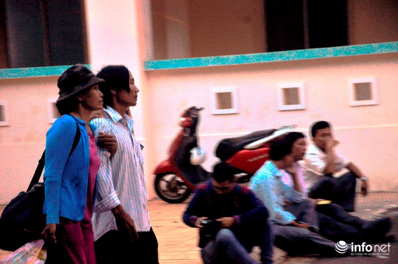 Người thân ngã quỵ khi đón thi thể nạn nhân vụ tai nạn ở Bình Thuận - ảnh 2