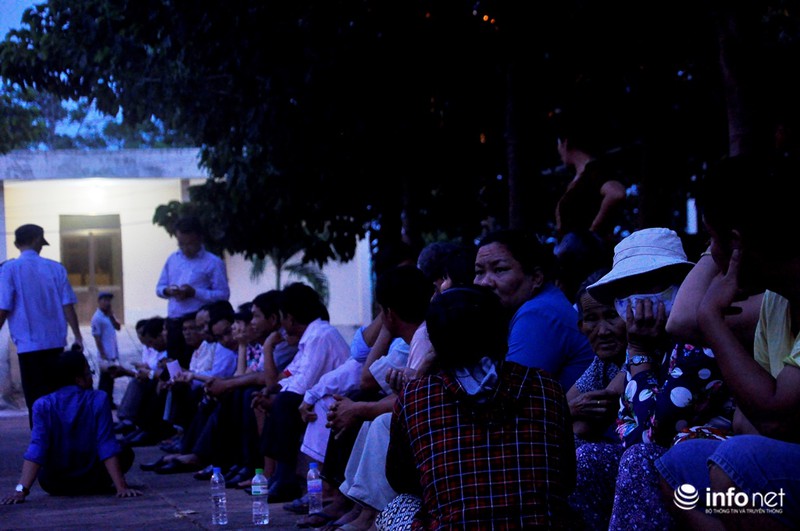 Người thân ngã quỵ khi đón thi thể nạn nhân vụ tai nạn ở Bình Thuận - ảnh 1