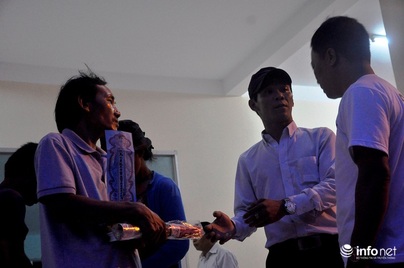 Người thân ngã quỵ khi đón thi thể nạn nhân vụ tai nạn ở Bình Thuận - ảnh 4