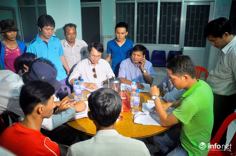 Người thân ngã quỵ khi đón thi thể nạn nhân vụ tai nạn ở Bình Thuận - ảnh 5