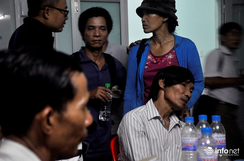 Người thân ngã quỵ khi đón thi thể nạn nhân vụ tai nạn ở Bình Thuận - ảnh 3