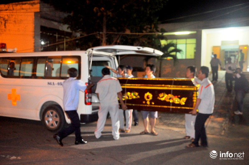 Người thân ngã quỵ khi đón thi thể nạn nhân vụ tai nạn ở Bình Thuận - ảnh 6
