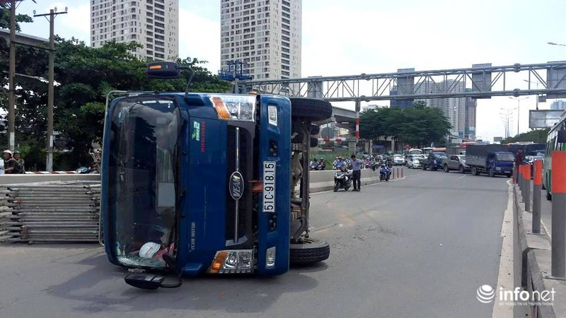 2 vụ tai nạn trên 2 cây cầu, Xa lộ Hà Nội kẹt cứng - ảnh 7