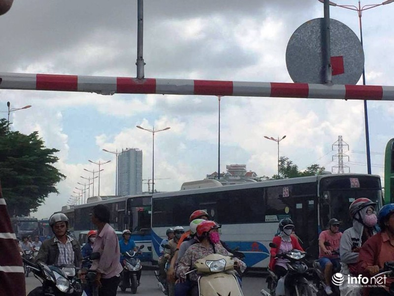 2 vụ tai nạn trên 2 cây cầu, Xa lộ Hà Nội kẹt cứng - ảnh 9