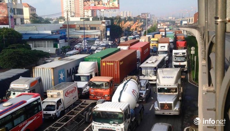 2 vụ tai nạn trên 2 cây cầu, Xa lộ Hà Nội kẹt cứng - ảnh 2
