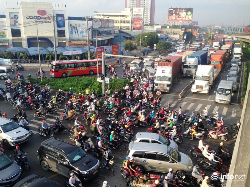 2 vụ tai nạn trên 2 cây cầu, Xa lộ Hà Nội kẹt cứng - ảnh 4