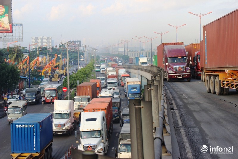 2 vụ tai nạn trên 2 cây cầu, Xa lộ Hà Nội kẹt cứng - ảnh 3
