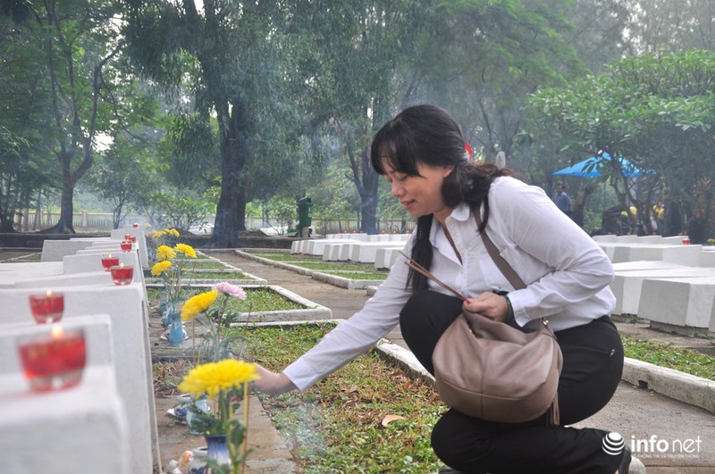 Bộ trưởng Trương Minh Tuấn viếng liệt sĩ ngành giao bưu-thông tin - ảnh 6