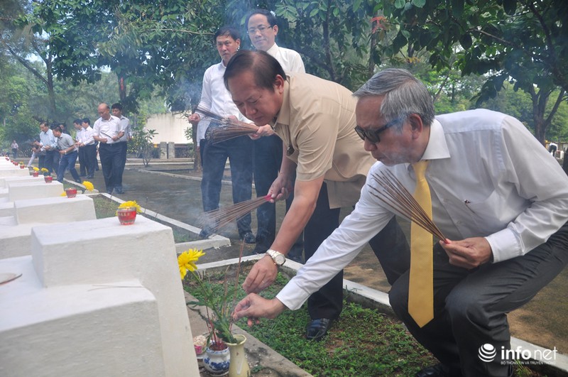 Bộ trưởng Trương Minh Tuấn viếng liệt sĩ ngành giao bưu-thông tin - ảnh 4