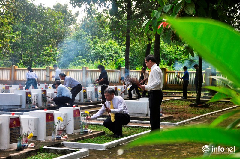 Bộ trưởng Trương Minh Tuấn viếng liệt sĩ ngành giao bưu-thông tin - ảnh 7