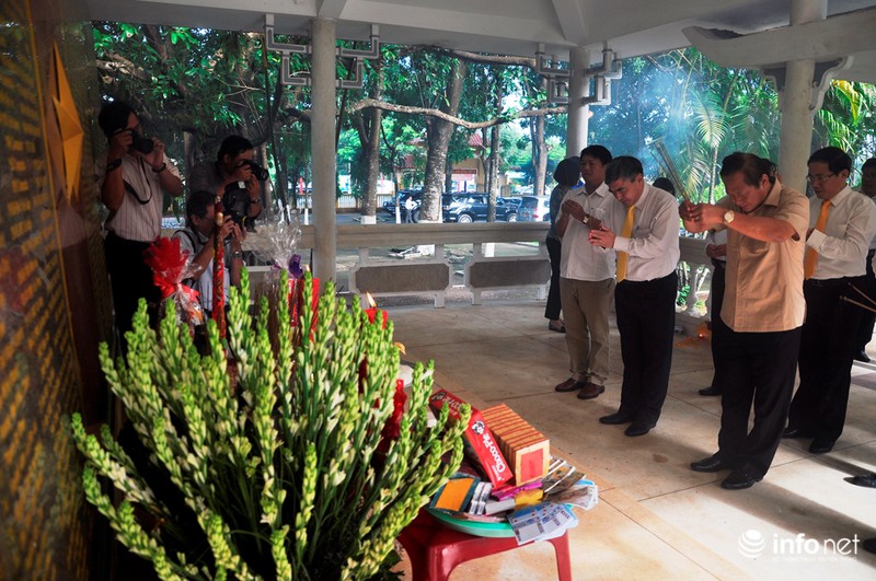 Bộ trưởng Trương Minh Tuấn viếng liệt sĩ ngành giao bưu-thông tin - ảnh 2