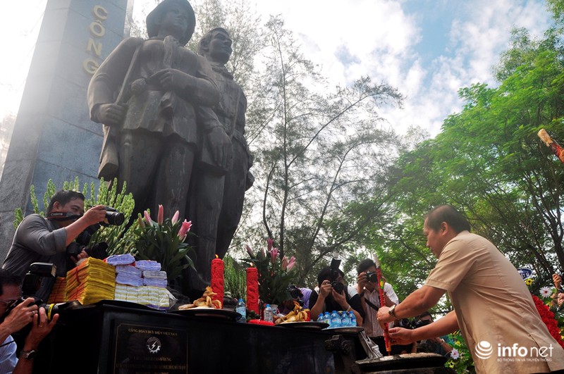 Bộ trưởng Trương Minh Tuấn viếng liệt sĩ ngành giao bưu-thông tin - ảnh 3