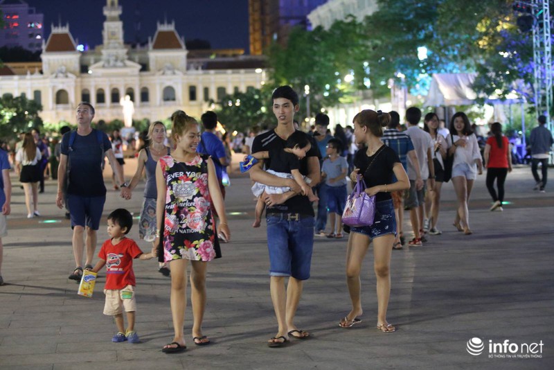 TP.HCM: Trẻ em “ngẩn ngơ” với đại tiệc pháo hoa mừng Quốc khánh - ảnh 9