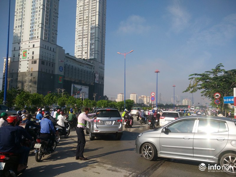 Ông Tây “phồng má”, mướt mồ hôi điều tiết giao thông tại đường cửa ngõ TP.HCM - ảnh 6