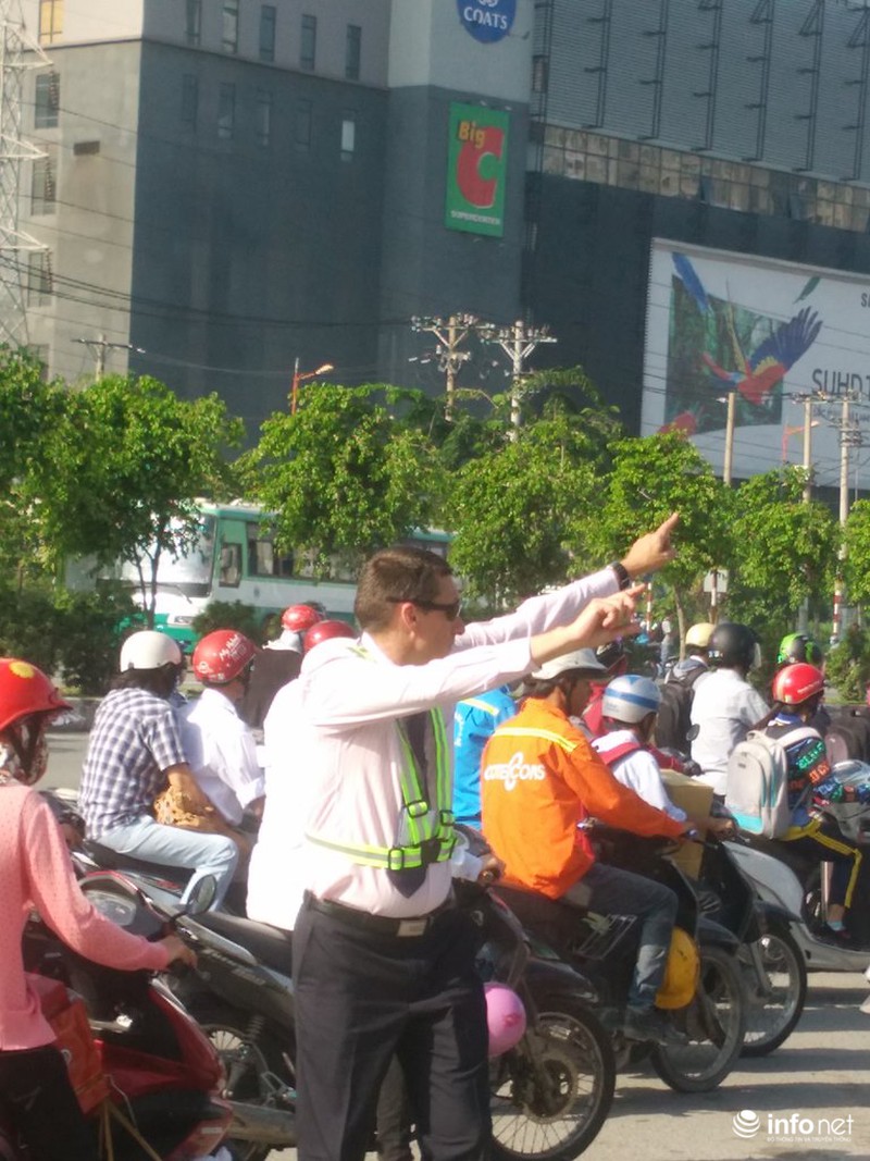 Ông Tây “phồng má”, mướt mồ hôi điều tiết giao thông tại đường cửa ngõ TP.HCM - ảnh 8
