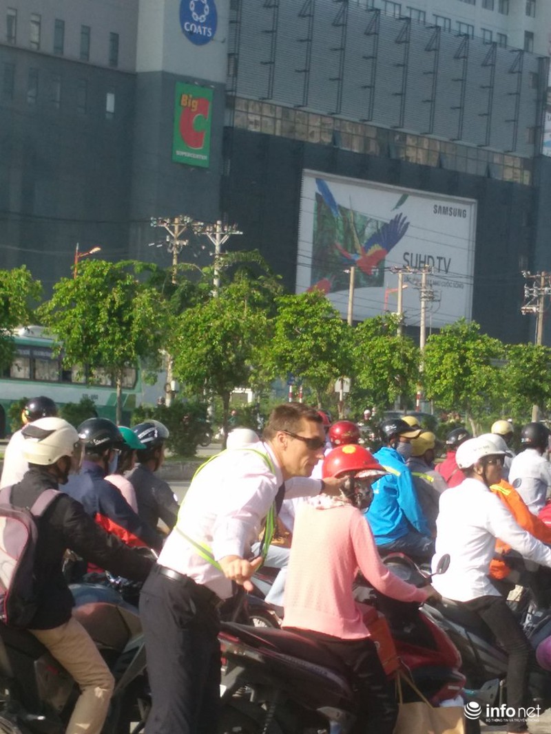 Ông Tây “phồng má”, mướt mồ hôi điều tiết giao thông tại đường cửa ngõ TP.HCM - ảnh 9