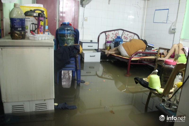 TP.HCM: “Đại hồng thủy” khiến người dân trắng đêm tát nước cứu tài sản - ảnh 3