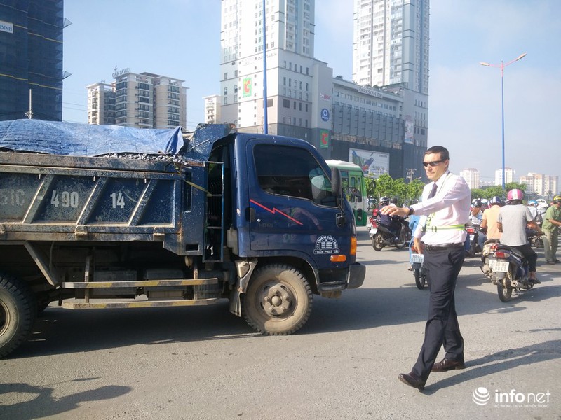 Ông Tây “phồng má”, mướt mồ hôi điều tiết giao thông tại đường cửa ngõ TP.HCM - ảnh 11