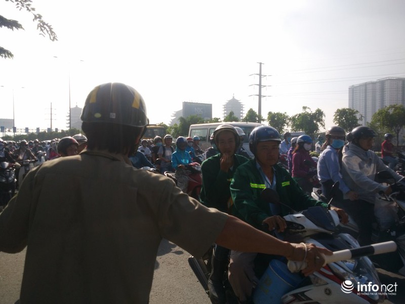 Ông Tây “phồng má”, mướt mồ hôi điều tiết giao thông tại đường cửa ngõ TP.HCM - ảnh 1