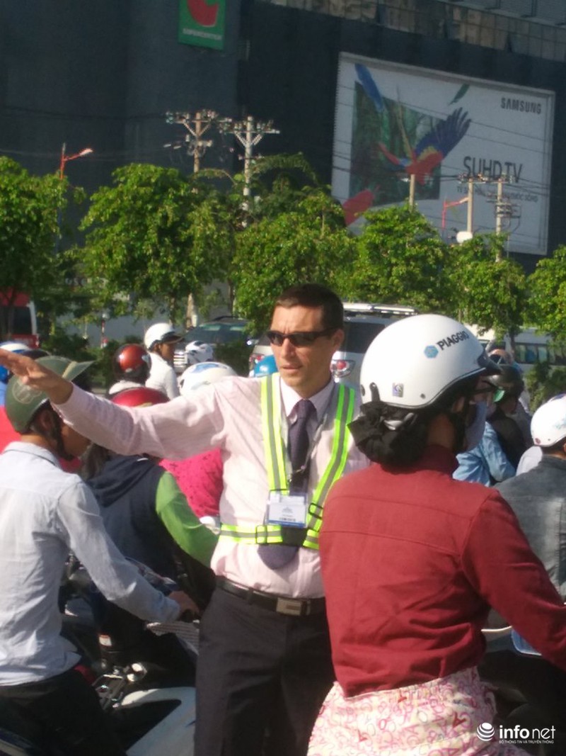 Ông Tây “phồng má”, mướt mồ hôi điều tiết giao thông tại đường cửa ngõ TP.HCM - ảnh 2