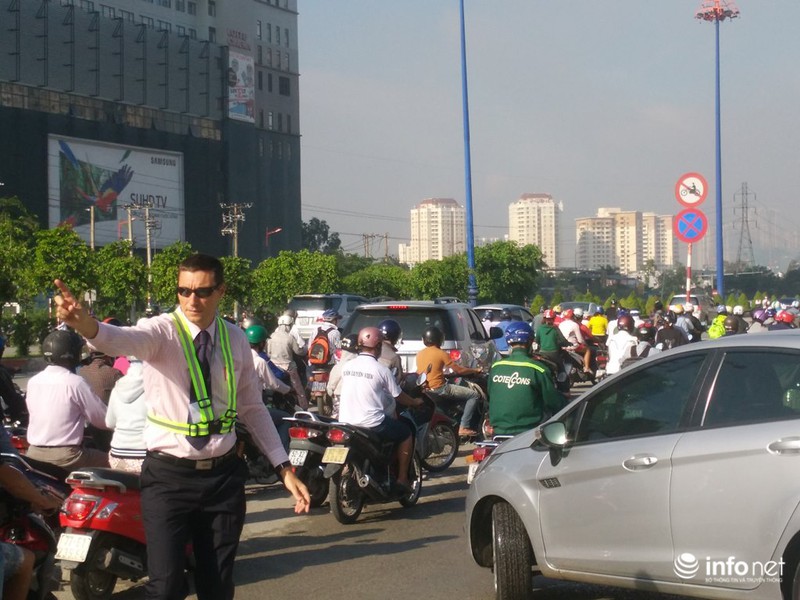 Ông Tây “phồng má”, mướt mồ hôi điều tiết giao thông tại đường cửa ngõ TP.HCM - ảnh 7