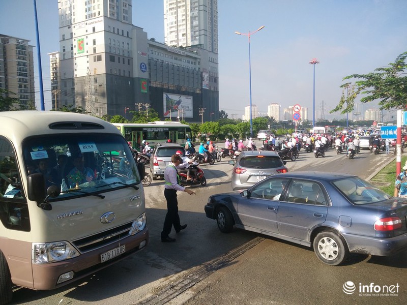 Ông Tây “phồng má”, mướt mồ hôi điều tiết giao thông tại đường cửa ngõ TP.HCM - ảnh 4