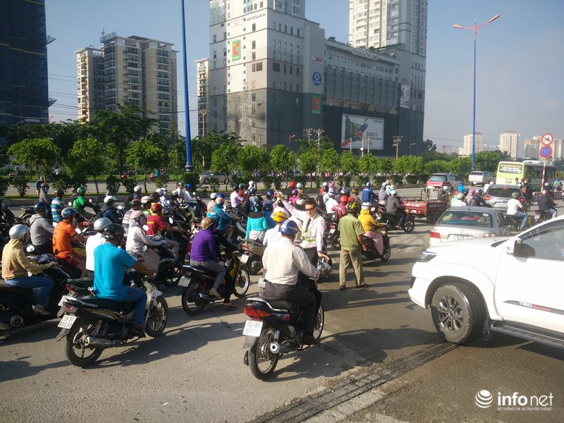 Ông Tây “phồng má”, mướt mồ hôi điều tiết giao thông tại đường cửa ngõ TP.HCM - ảnh 5