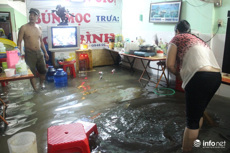 TP.HCM: “Đại hồng thủy” khiến người dân trắng đêm tát nước cứu tài sản - ảnh 5