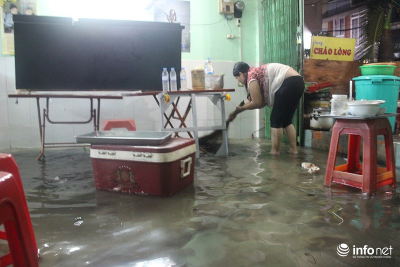TP.HCM: “Đại hồng thủy” khiến người dân trắng đêm tát nước cứu tài sản - ảnh 8