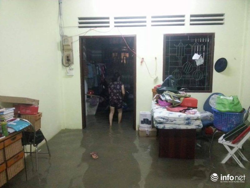 TP.HCM: “Đại hồng thủy” khiến người dân trắng đêm tát nước cứu tài sản - ảnh 9
