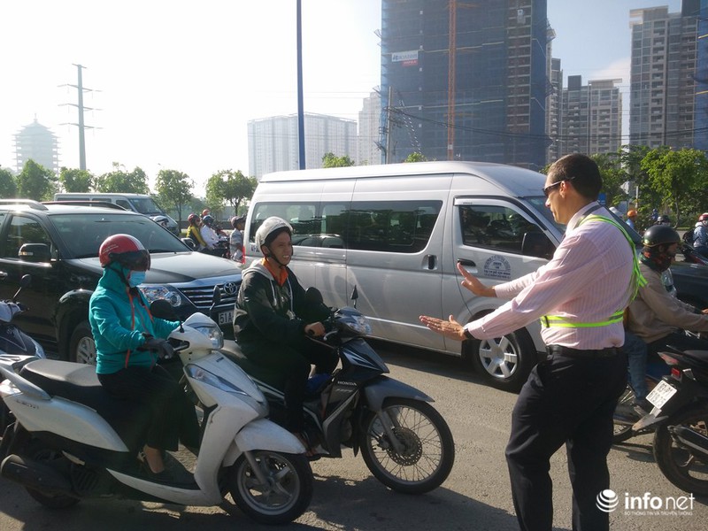 Ông Tây “phồng má”, mướt mồ hôi điều tiết giao thông tại đường cửa ngõ TP.HCM - ảnh 12
