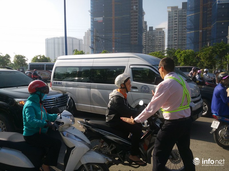 Ông Tây “phồng má”, mướt mồ hôi điều tiết giao thông tại đường cửa ngõ TP.HCM - ảnh 13
