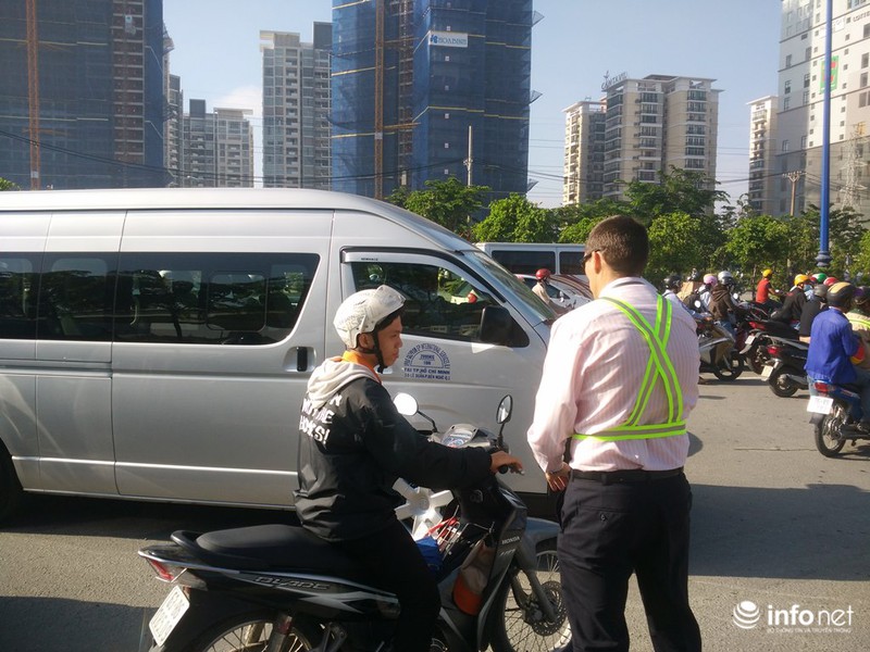 Ông Tây “phồng má”, mướt mồ hôi điều tiết giao thông tại đường cửa ngõ TP.HCM - ảnh 14