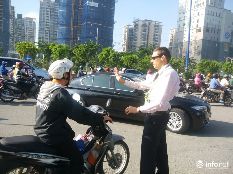 Ông Tây “phồng má”, mướt mồ hôi điều tiết giao thông tại đường cửa ngõ TP.HCM - ảnh 15