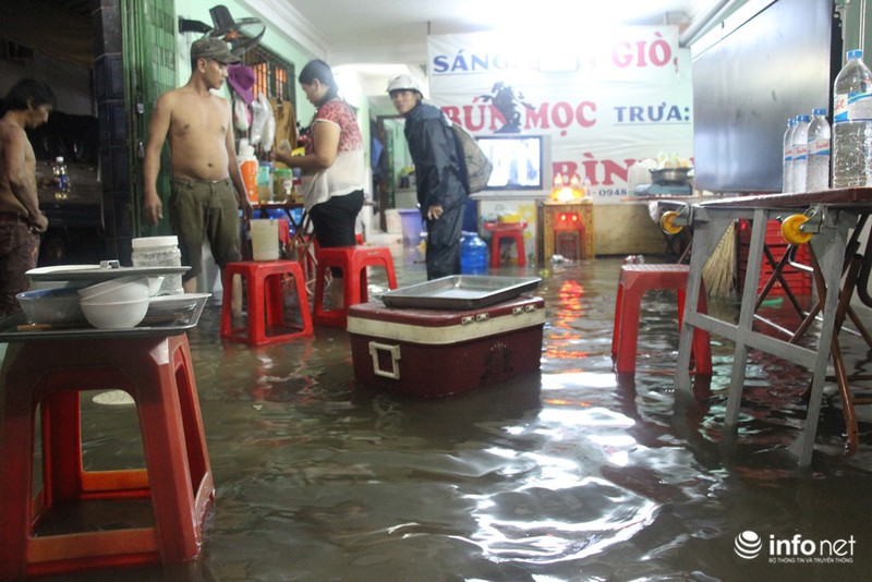 TP.HCM: “Đại hồng thủy” khiến người dân trắng đêm tát nước cứu tài sản - ảnh 1