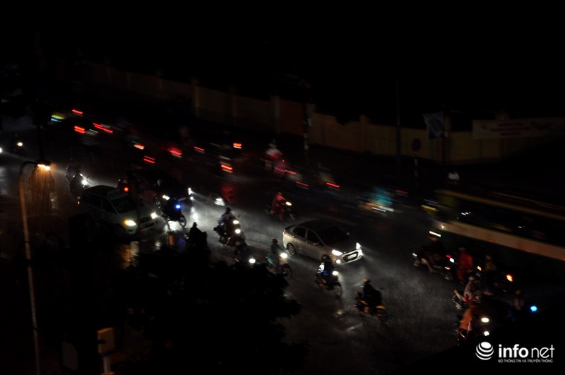 TP.HCM mưa lớn, sấm sét vang trời, người dân co ro trên đường về nhà - ảnh 3