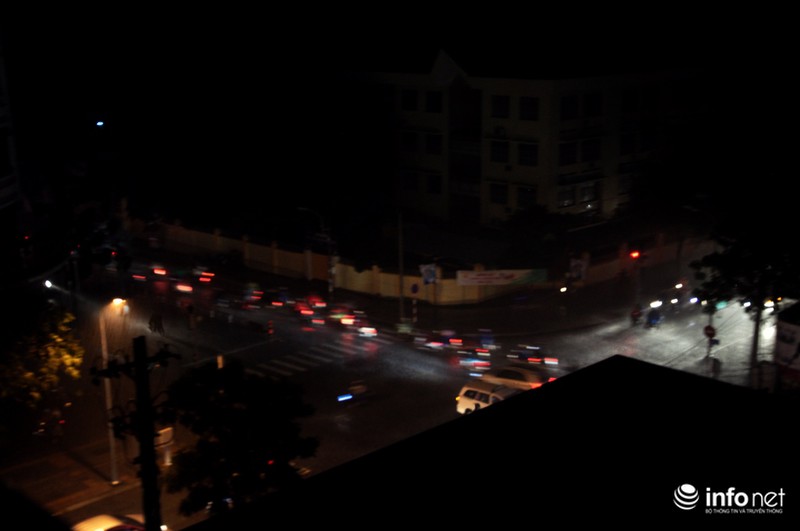 TP.HCM mưa lớn, sấm sét vang trời, người dân co ro trên đường về nhà - ảnh 5
