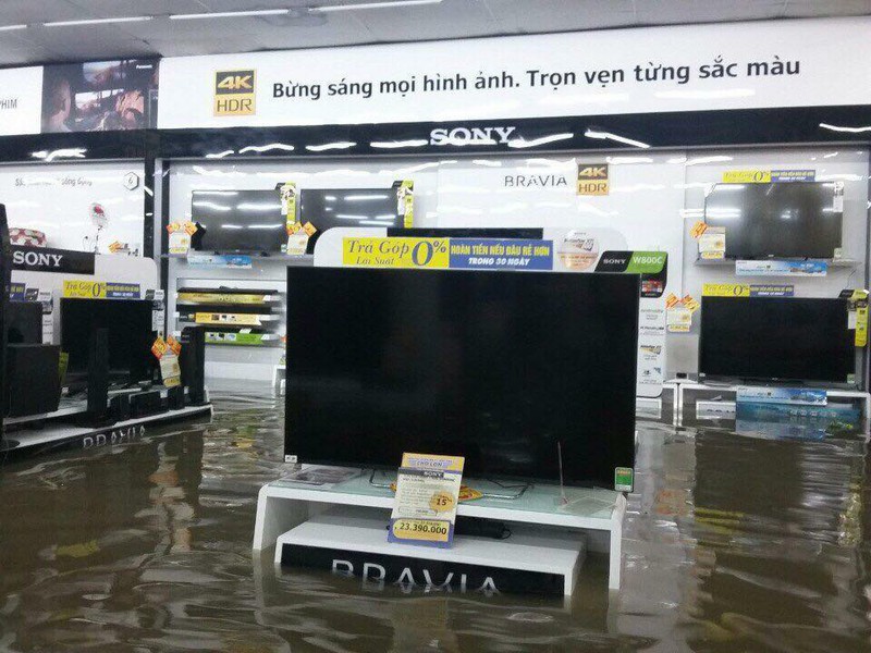 Xót cảnh siêu thị điện máy Chợ Lớn ngập trong cơn mưa lịch sử - ảnh 2