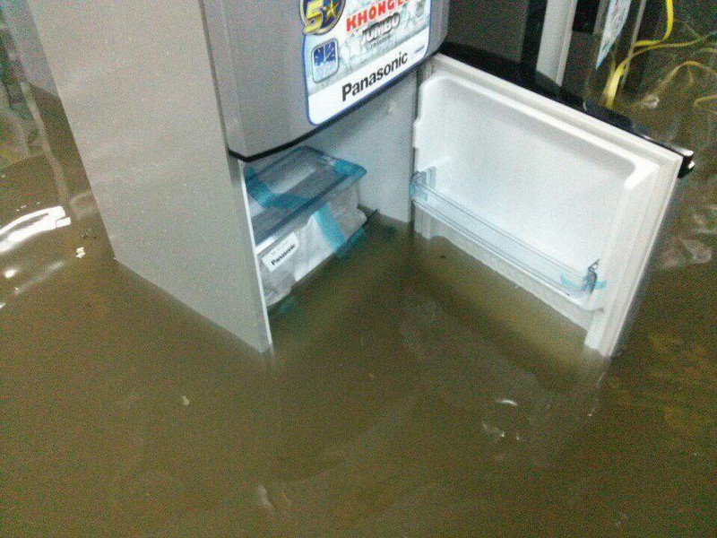 Xót cảnh siêu thị điện máy Chợ Lớn ngập trong cơn mưa lịch sử - ảnh 6