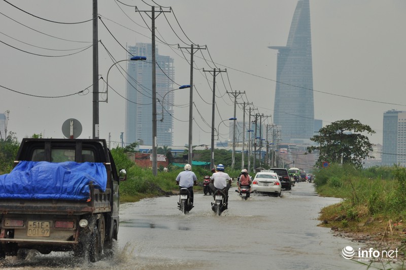 Sương mù và nước ngập bao phủ TP.HCM giữa trưa nắng - ảnh 2
