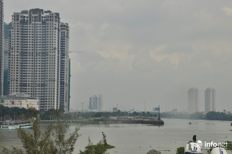 Sương mù và nước ngập bao phủ TP.HCM giữa trưa nắng - ảnh 12