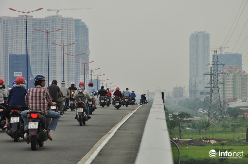 Sương mù và nước ngập bao phủ TP.HCM giữa trưa nắng - ảnh 7