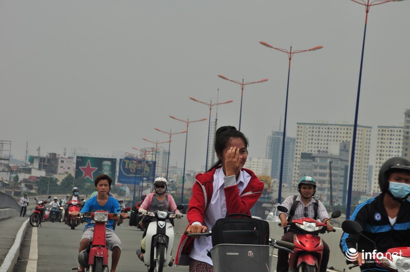 Sương mù và nước ngập bao phủ TP.HCM giữa trưa nắng - ảnh 8