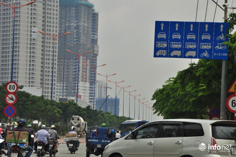 Sương mù và nước ngập bao phủ TP.HCM giữa trưa nắng - ảnh 9