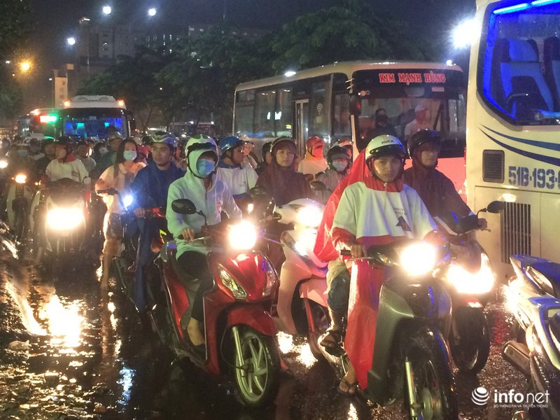 TP.HCM: Mưa xối xả giờ tan tầm lại làm khổ người dân - ảnh 9